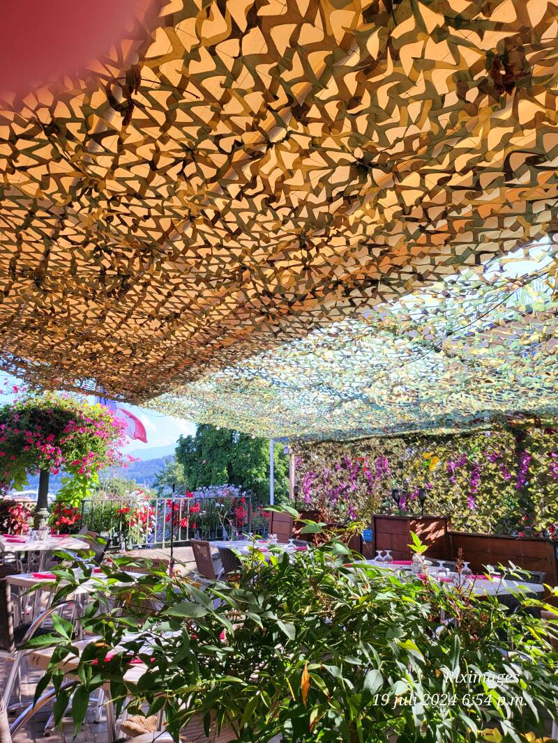 Overdekt terras met kleurrijke lampjes – Mediterraans avondrestaurant