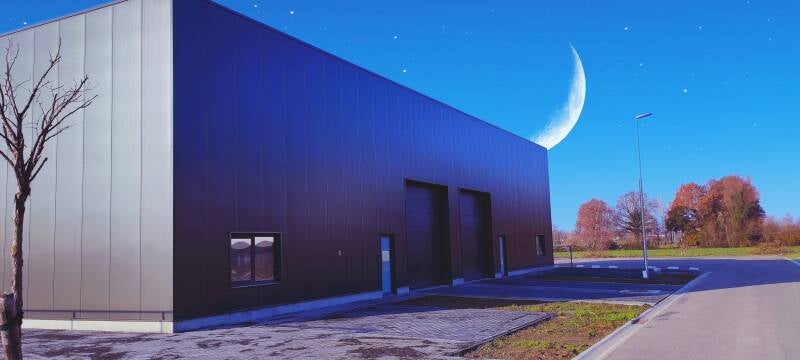 Bedrijfshal met moderne gevel – zakelijke vastgoedfotografie