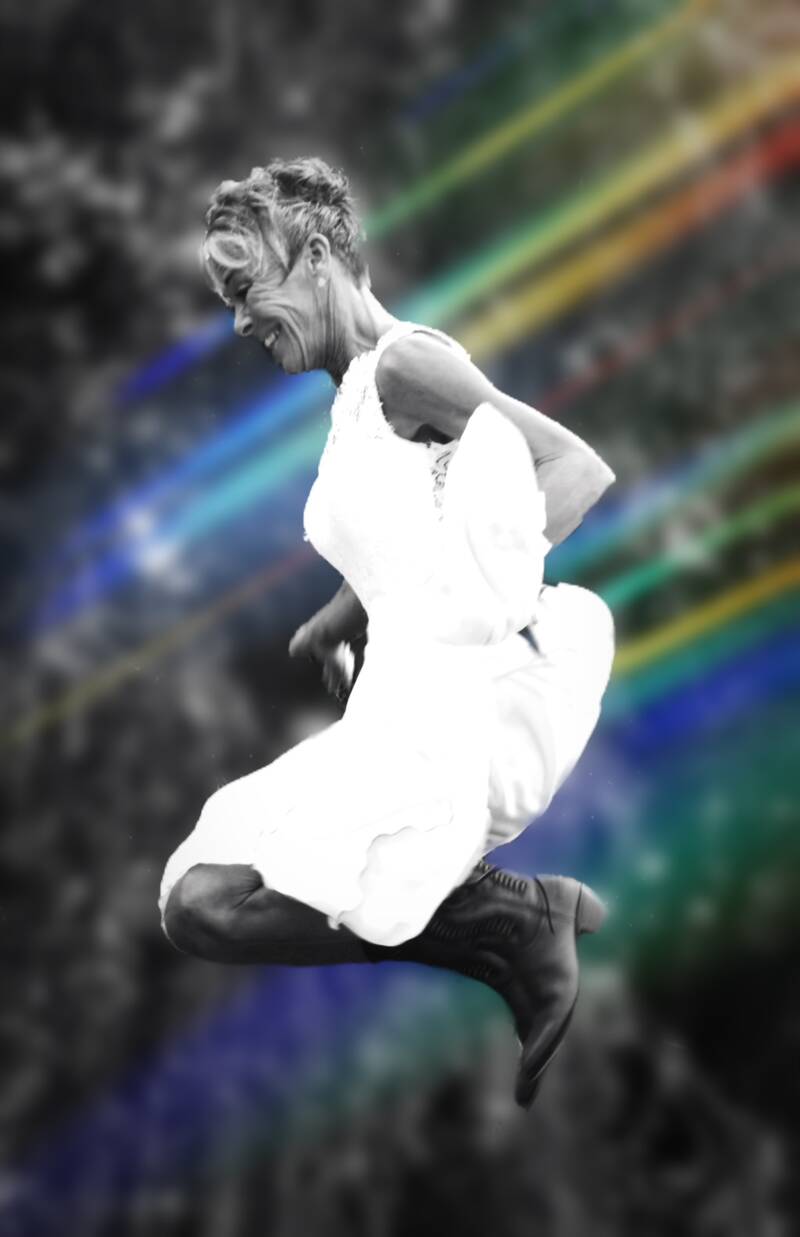 Bruidegom tilt bruid in kleurrijk licht – expressieve trouwfotografie