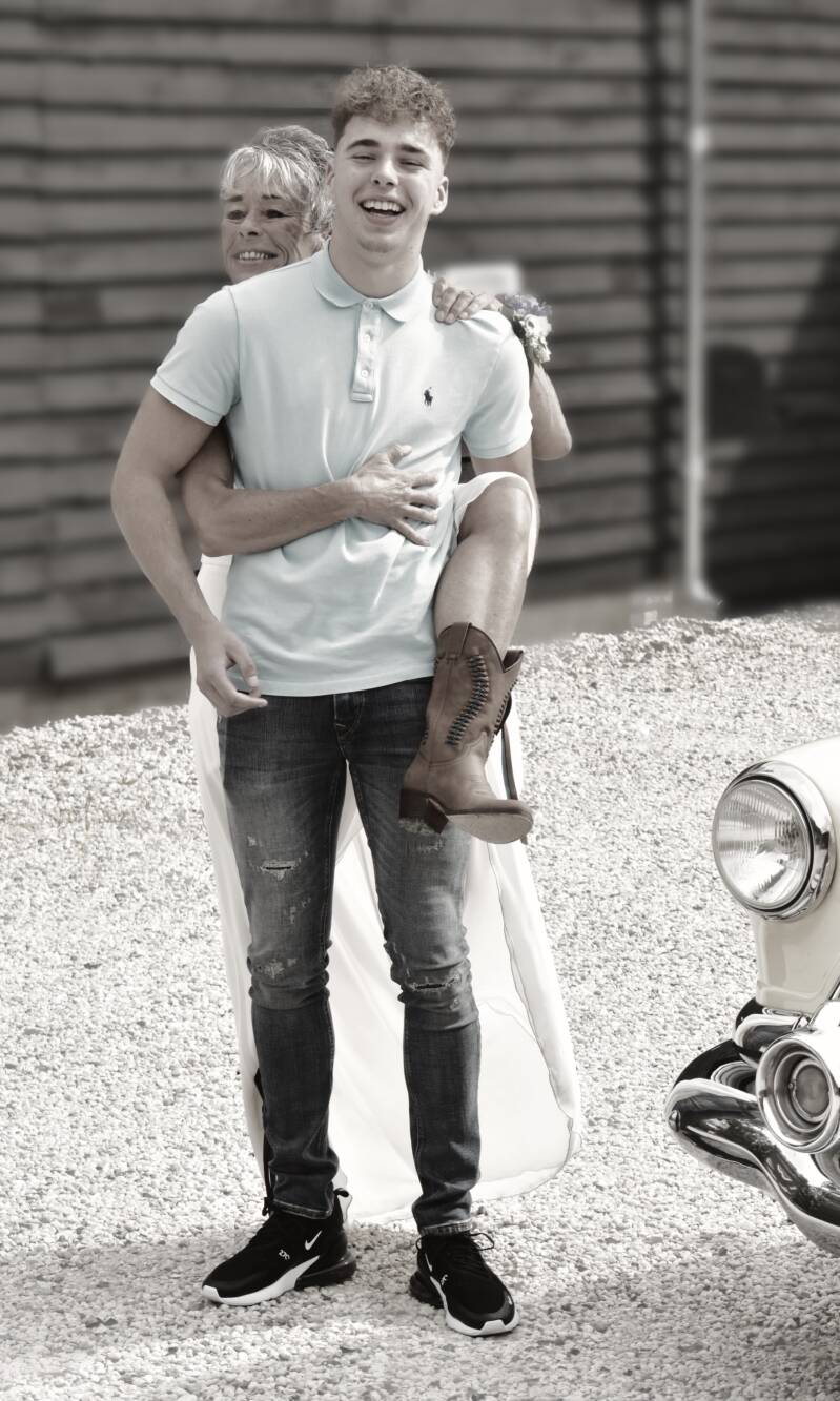 Bruidegom met trouwschoenen in de hand – voorbereidingen bruiloft Limburg