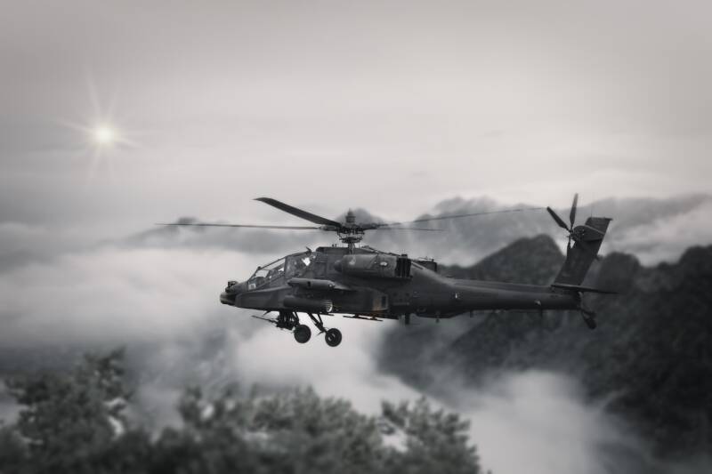 Helikopter boven mistig berglandschap – militaire actie vanuit de lucht