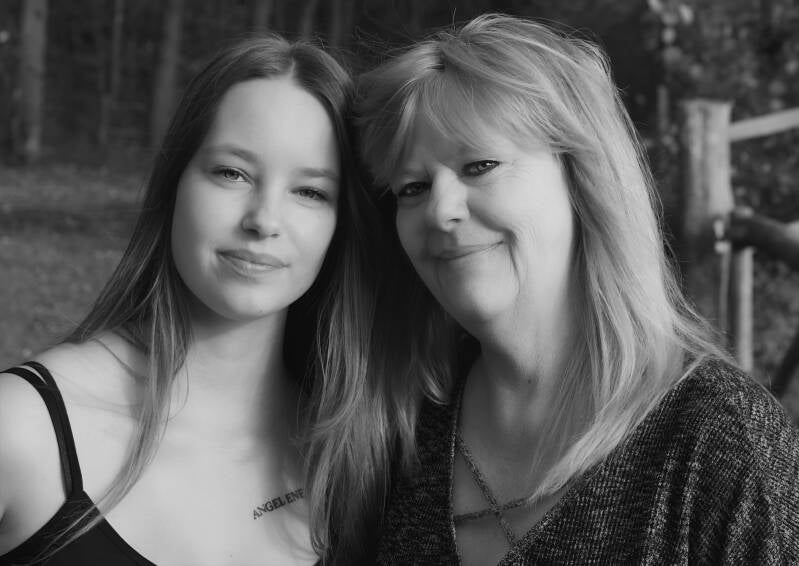 Moeder en dochter samen lachend – familieportret Limburg, natuurlijke sfeer