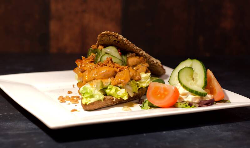 Tortilla met kip, komkommer en saus – foodstyling fotografie