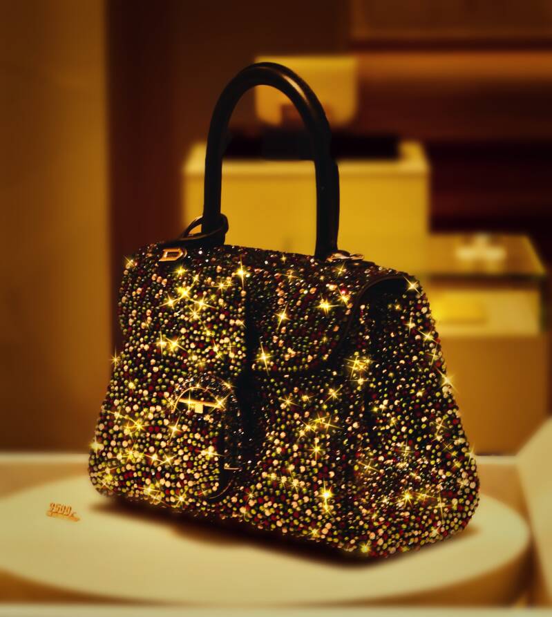 Gouden glitterhandtas in warm licht – luxe accessoirefotografie