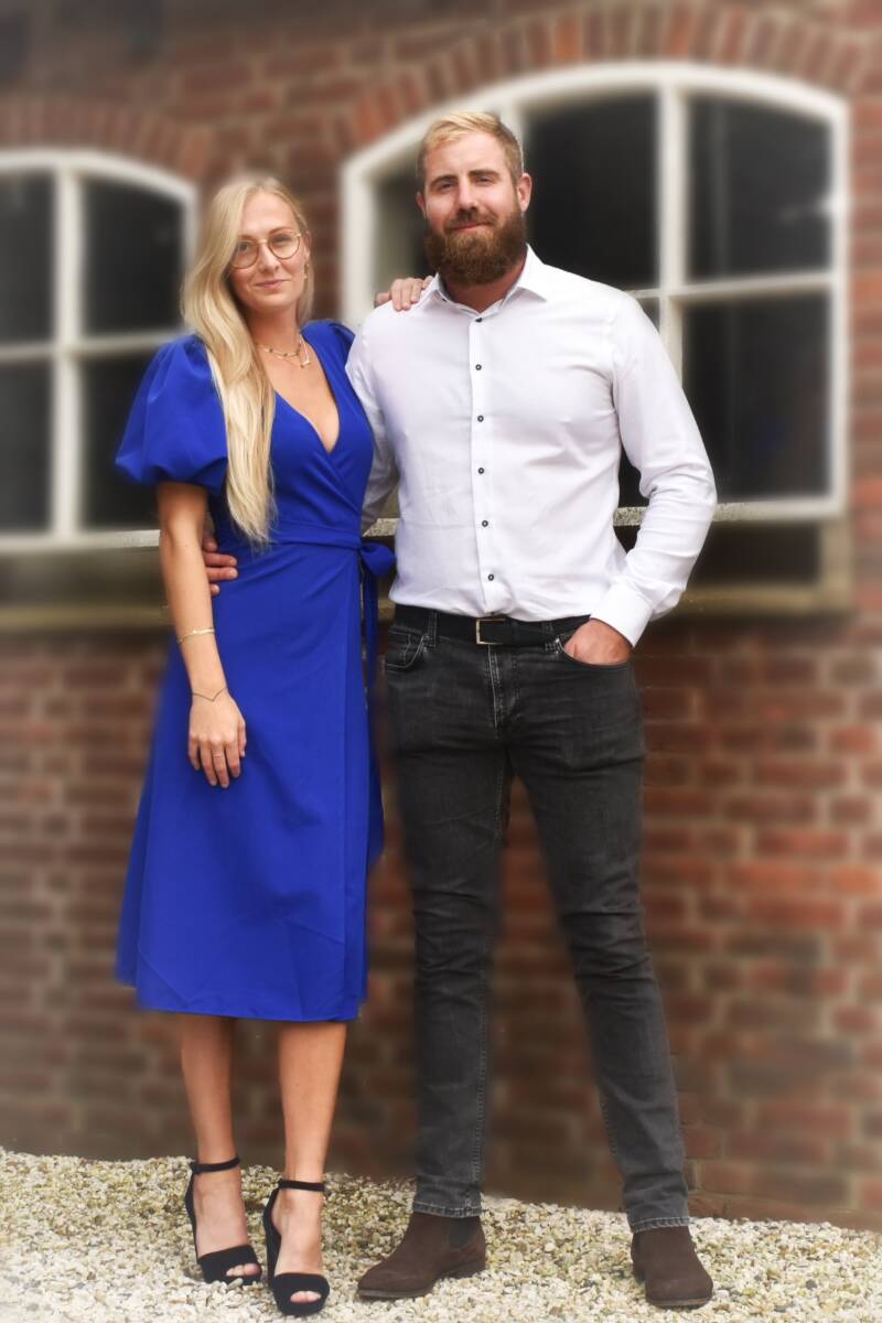 Familiefoto met bruidspaar en gasten – trouwreportage in stijl