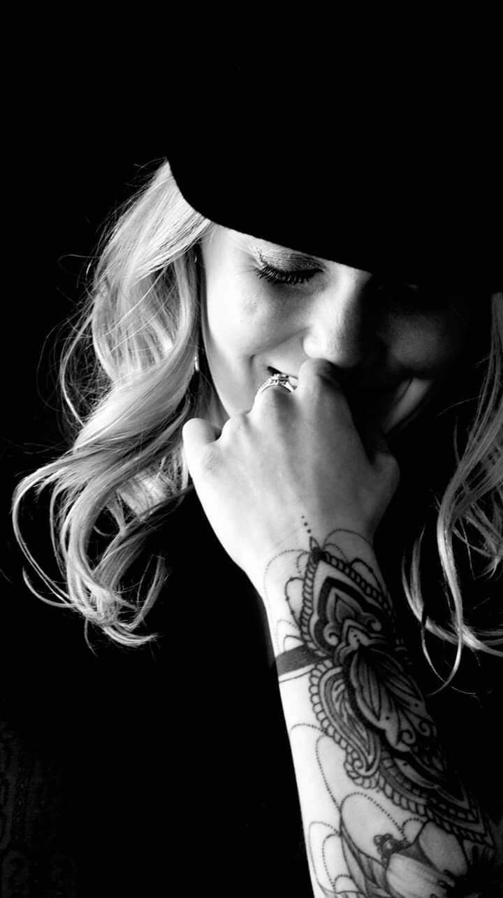 Portret van blonde vrouw in zwart wit met hand tatto