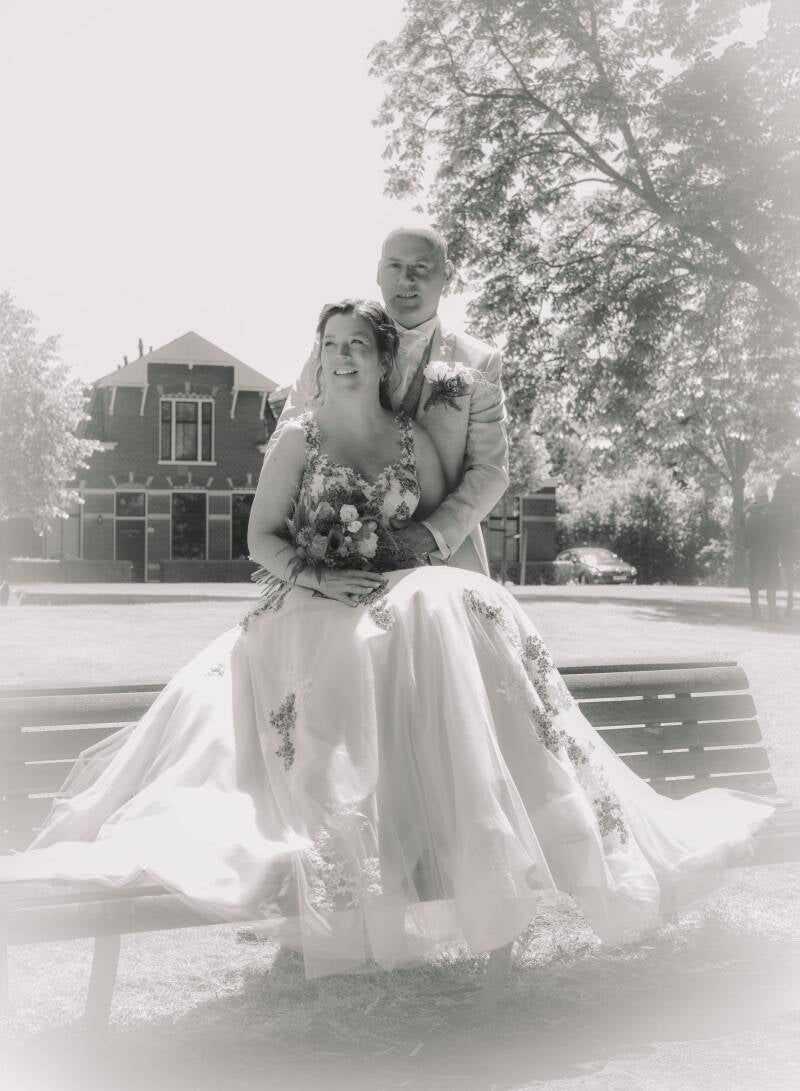 Bruid alleen op fonteinlocatie – stijlvolle huwelijksportret