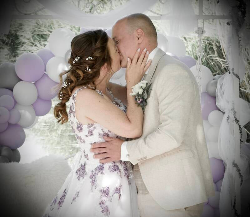 Bruiloftskus voor boog van ballonnen – kleurrijke bruidsshoot