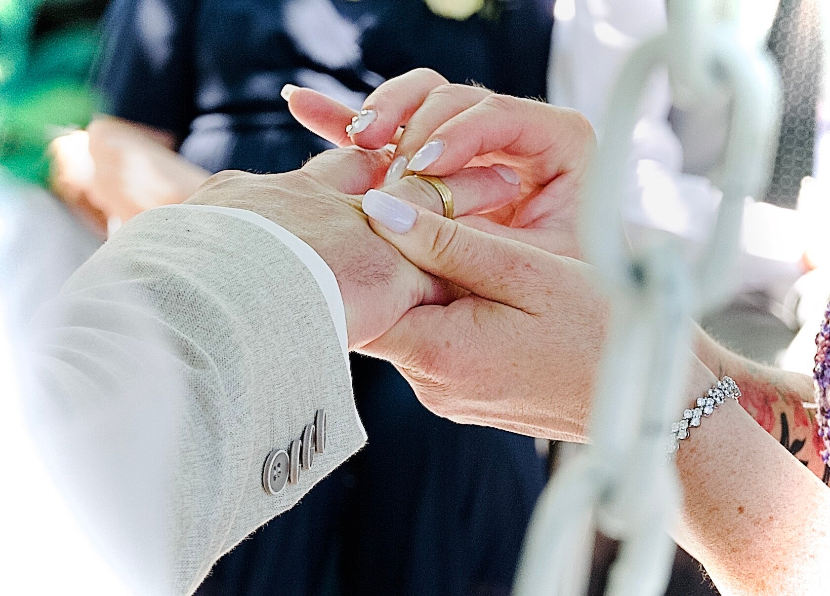 close up bij bruiloft, man en vrouw geven ring aan elkaar