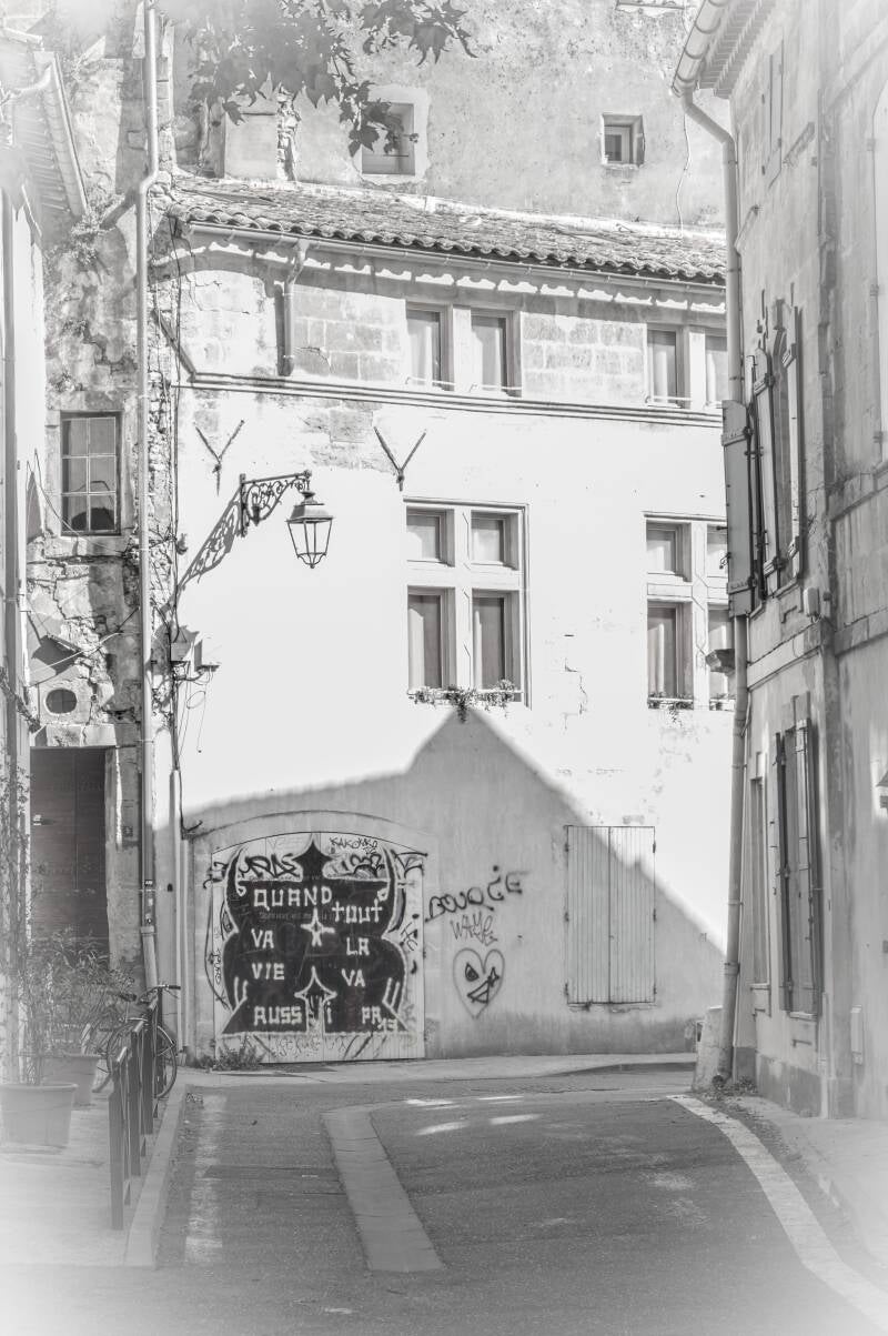 Straat met graffiti en oude gevels – stedelijke kunst in Europese stad