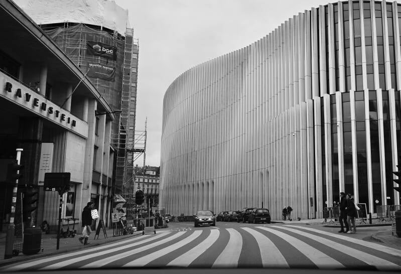 Modern gebouw in zwart-wit – stedelijke architectuurfotografie met lijnen