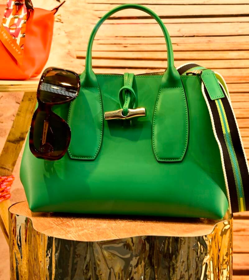 Groene leren handtas op houten stoel – stijlvolle tassenfotografie