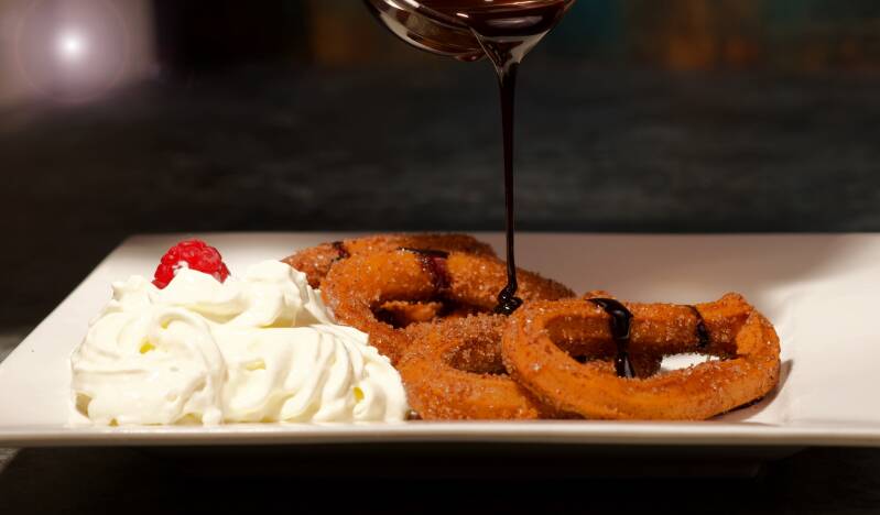 Close-up van dessert met slagroom en saus – desserts in beeld gebracht