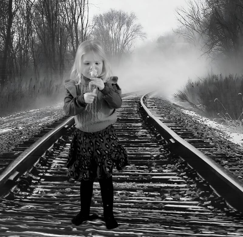 Zwart-wit foto van meisje op verlaten treinspoor – sfeervolle kinderportretfotografie