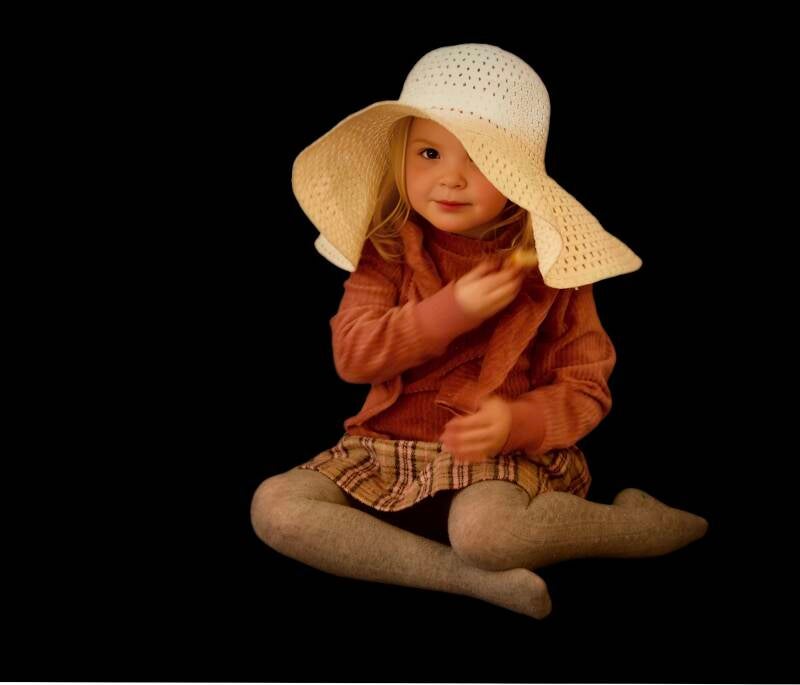 Zittend meisje met grote hoed – studio kinderportret met vintage gevoel