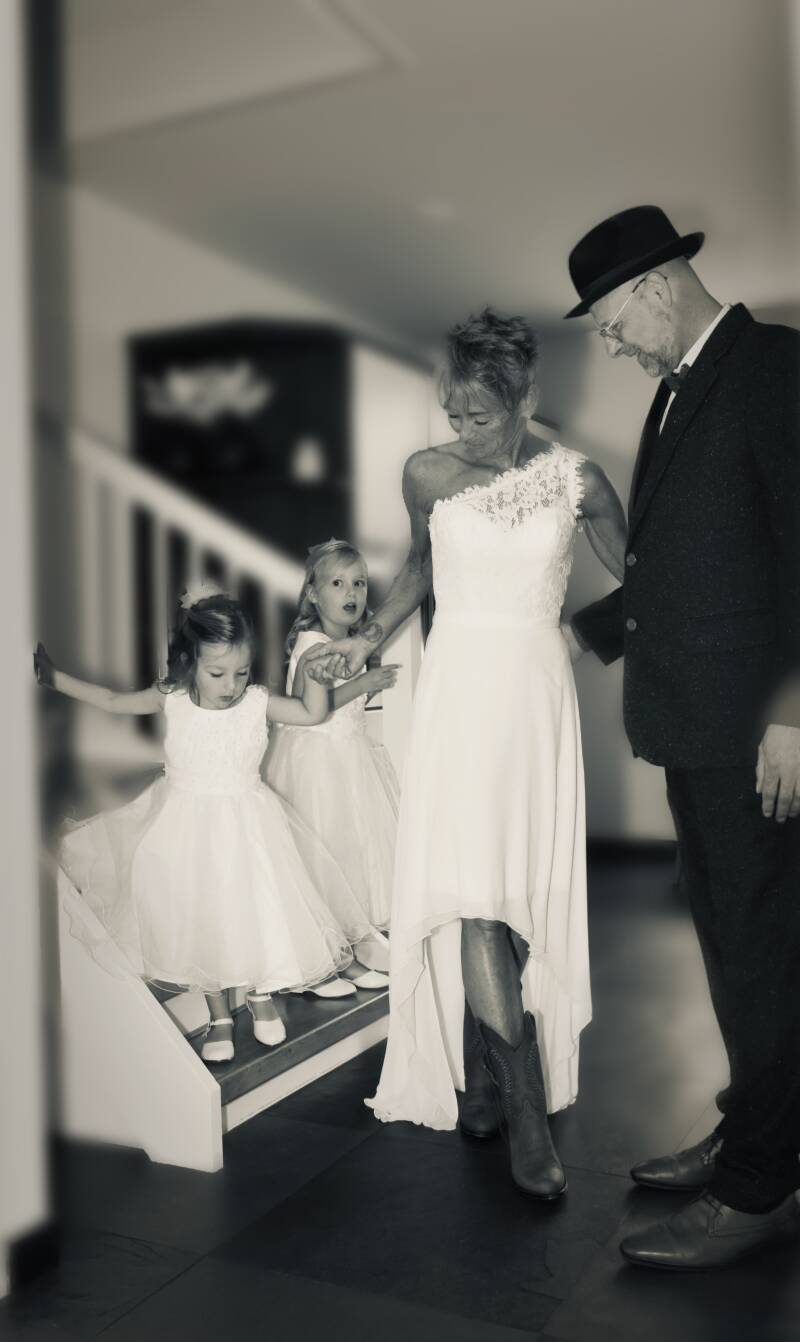 Bruidsmeisjes helpen bruid – voorbereidingsmoment binnen