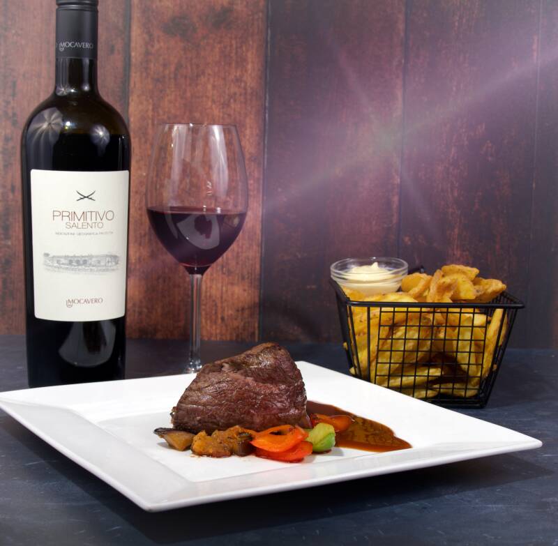 Wijn, friet en steak op tafel – productfotografie voor horeca