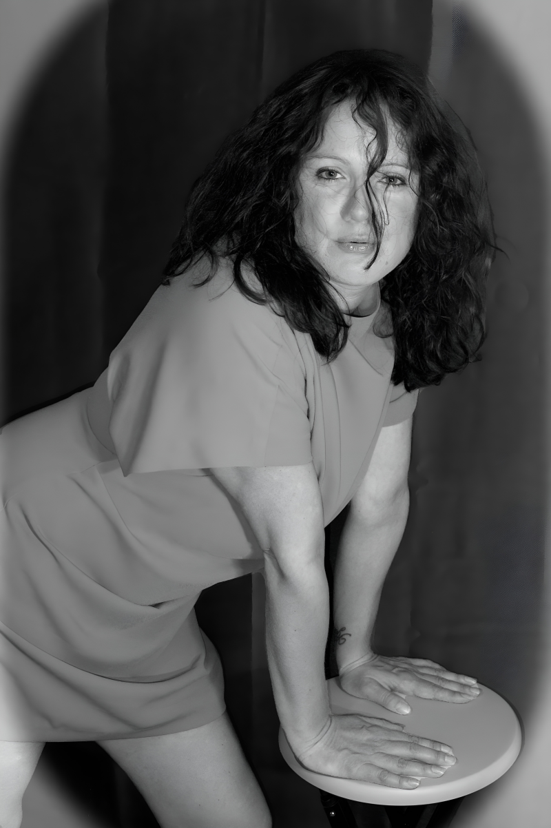 Zwart-wit zittende vrouw met open blik – persoonlijke portretfotografie België