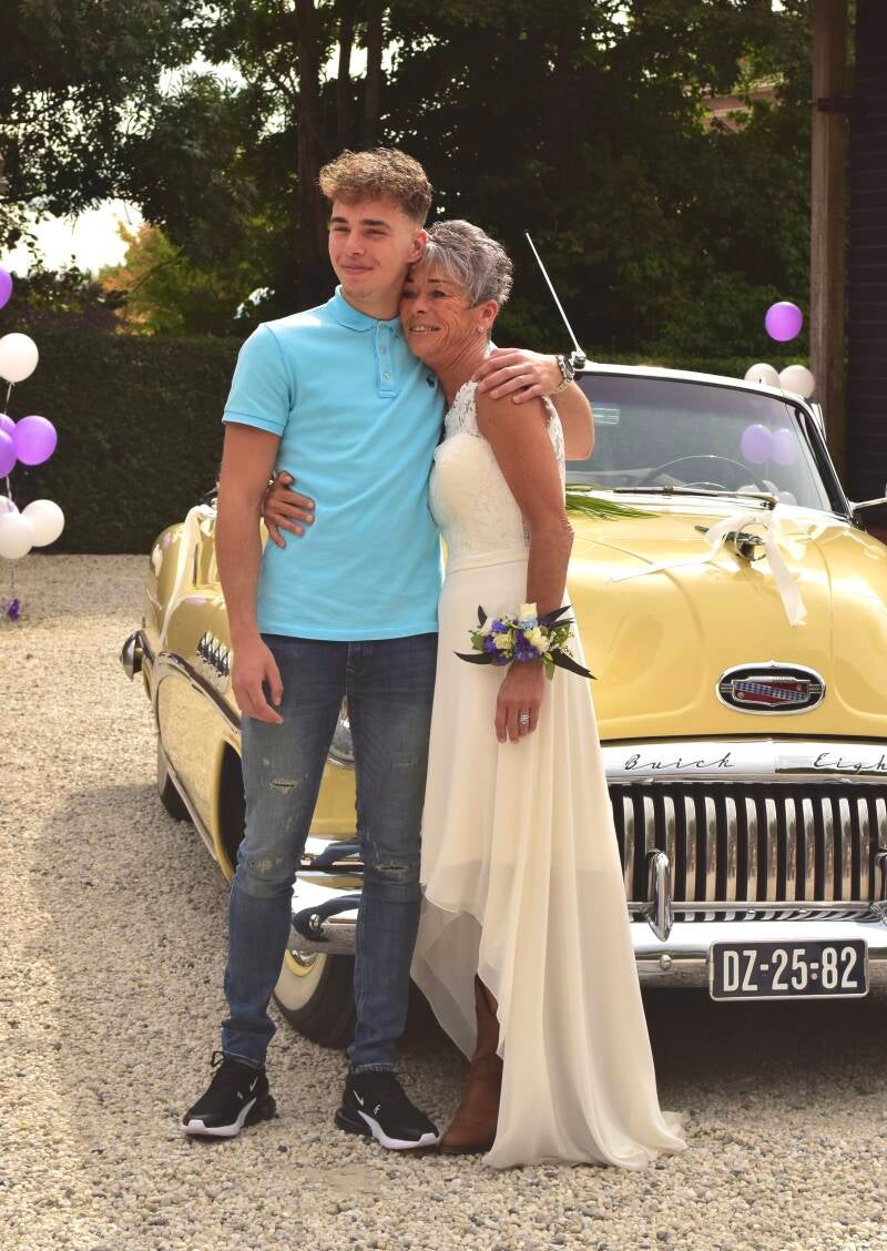 Bruidspaar voor versierde auto met ballonnen – slotmoment bruiloft