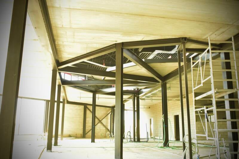 Metaalconstructie van loods in opbouw – industriële bouwfotografie
