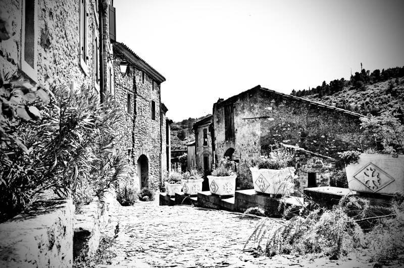 Vervallen stenen huizen – verlaten dorp of ruïne in zwart-wit