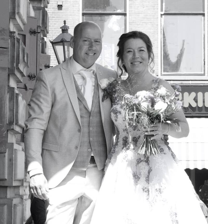 Bruid en bruidegom lopend hand in hand – trouwreportage buitenlocatie