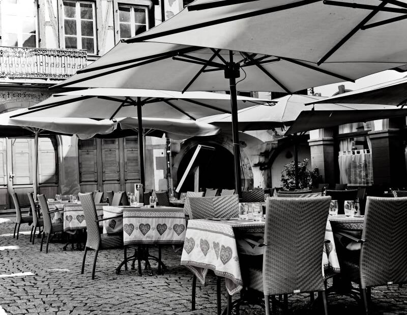 Buitenrestaurant met parasols – vakantiesfeer in Europa