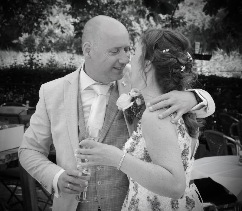 Bruidspaar in zwart-wit omhelzing – intieme huwelijksfoto