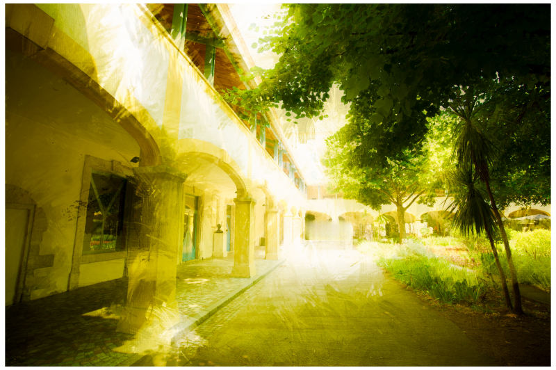 Gele doorgang met warme belichting – artistieke straatfoto