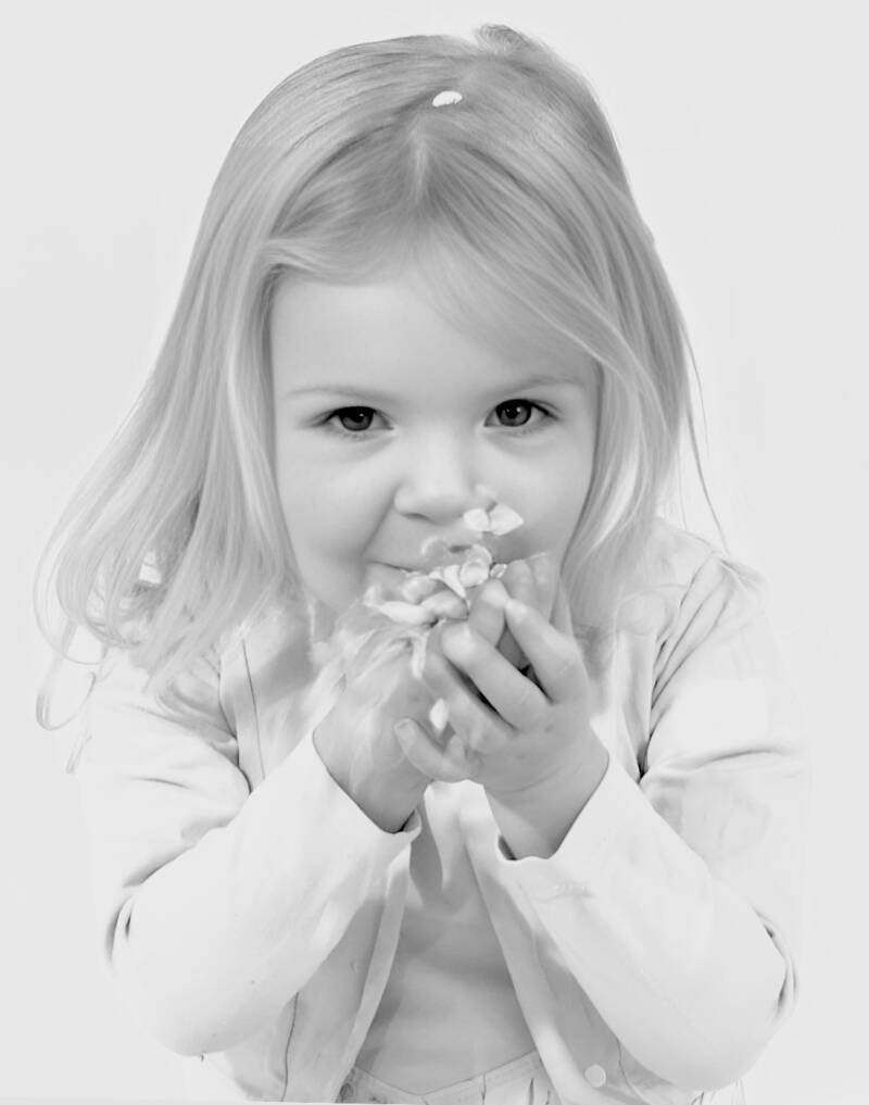 Zwart-wit portret van jong meisje met handen voor gezicht – klassieke kinderfoto