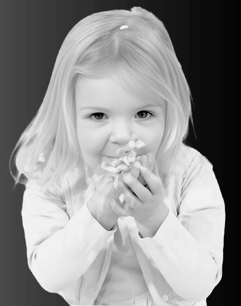Zwart-wit portret van jong meisje met handen voor gezicht – klassieke kinderfoto