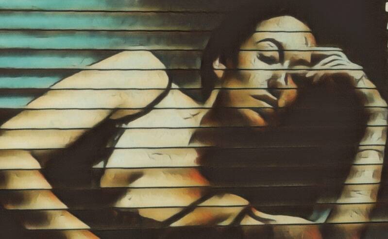 Vrouw geposeert in liggende houding bewerkt met AI fotografie