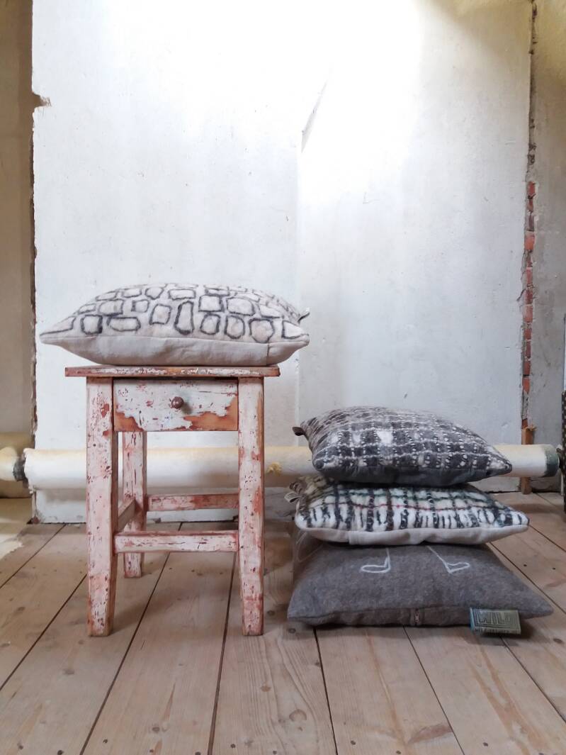 wit interieur, interieurdesign, wollen woonkussens