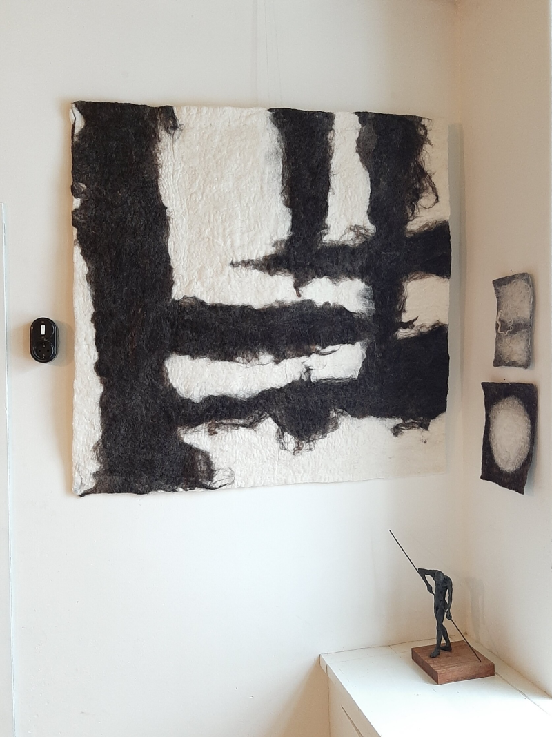 wandkleed 'vol'. cirkel en vierkant in interieur. wanddecoratie, wandbekleding. akoestiek verbetering.