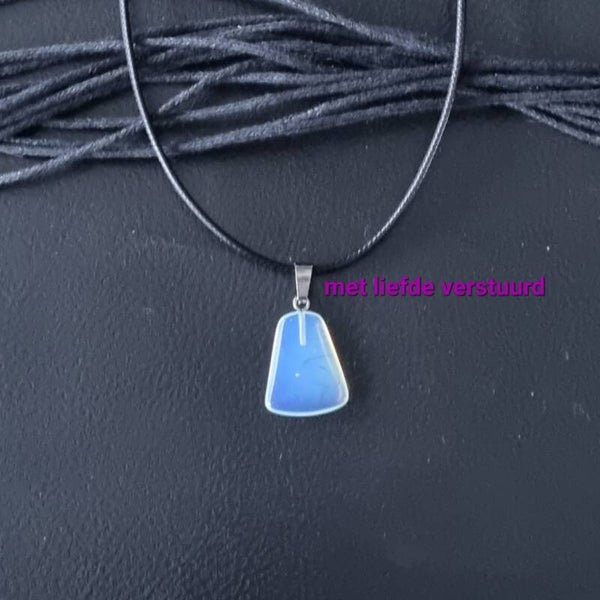 Edelsteen Opaliet driehoek hanger met leren ketting