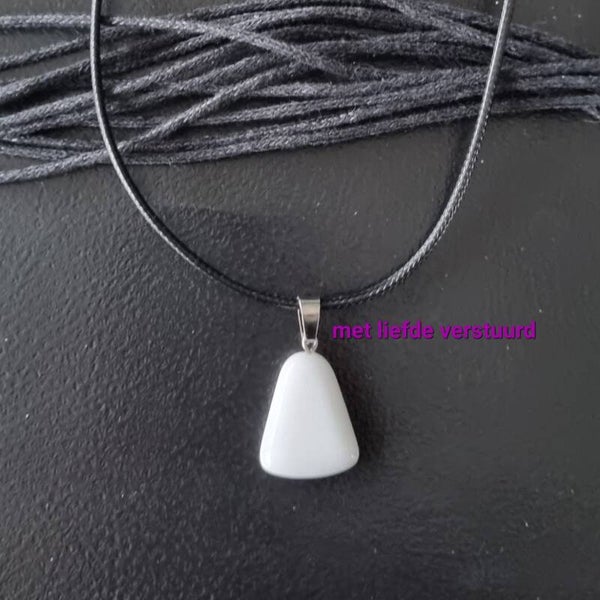 Edelsteen met leren ketting Witte jade driehoek hanger