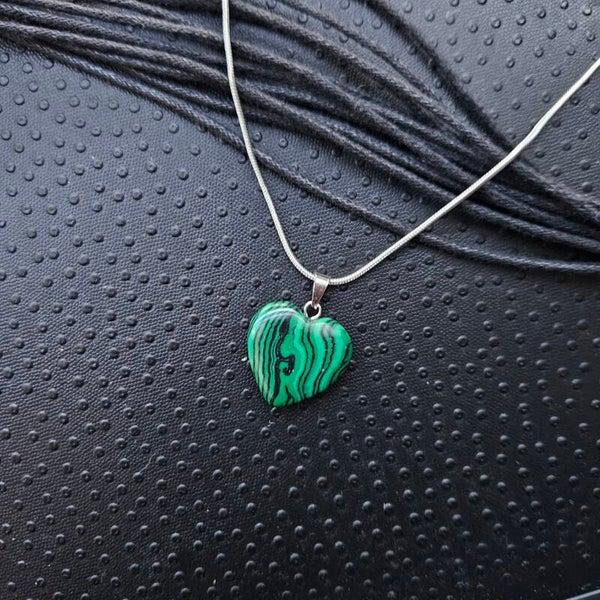 Edelsteen met zilveren ketting Malachiet hart hanger 2 bij 2cm