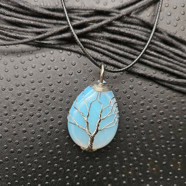 Edelsteen met leren ketting Opaliet druppel met levensboom (kleine variant)