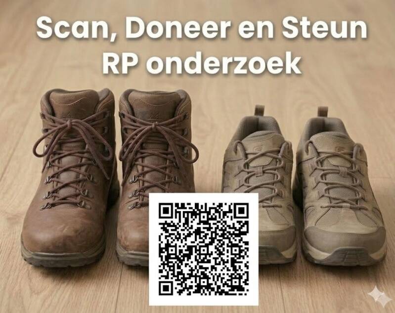 Afbeelding: Twee paar wandelschoenen met een QR code om een donatie te doen.