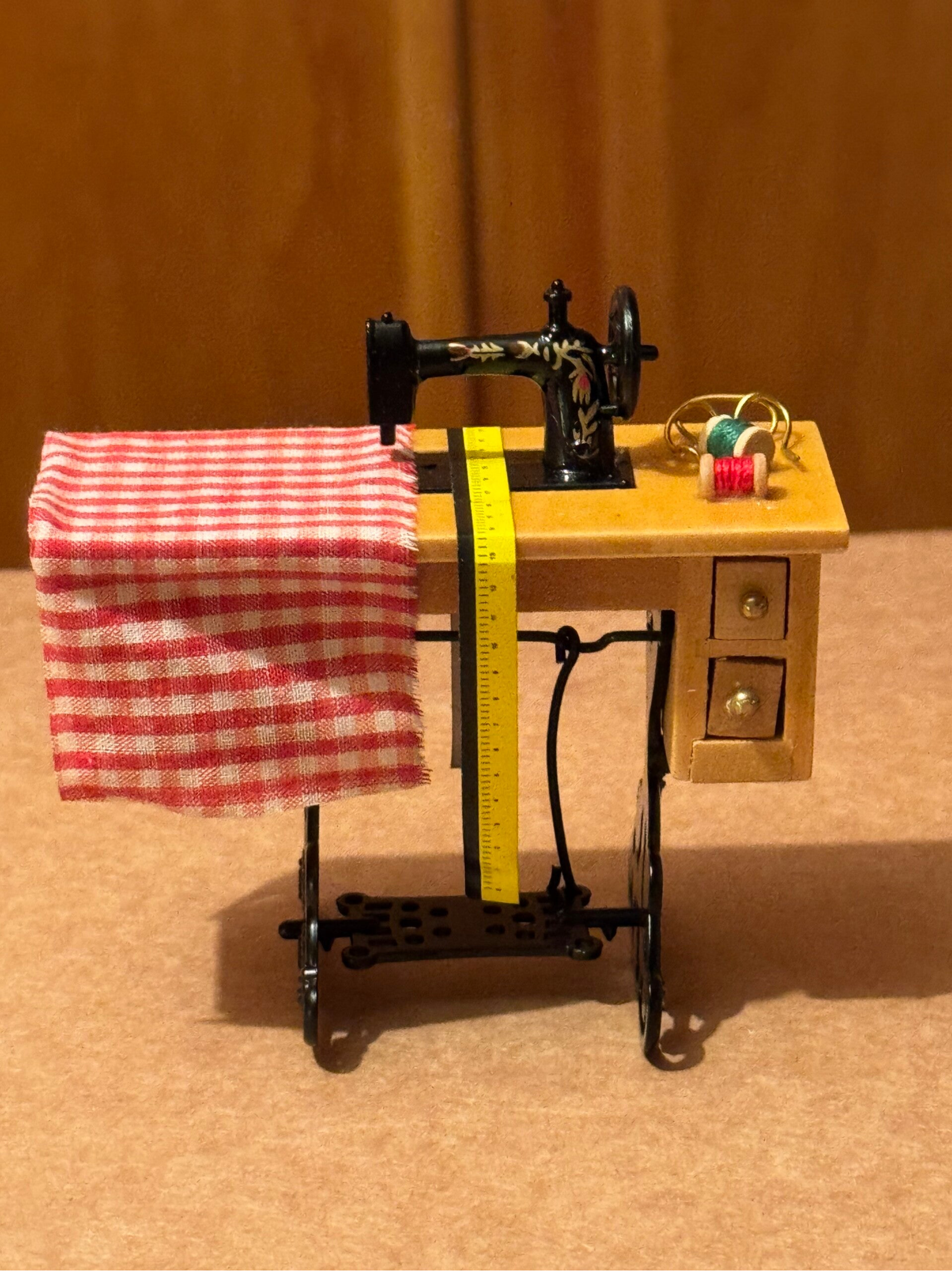 Nähmaschine mit Zubehör und Schubladen