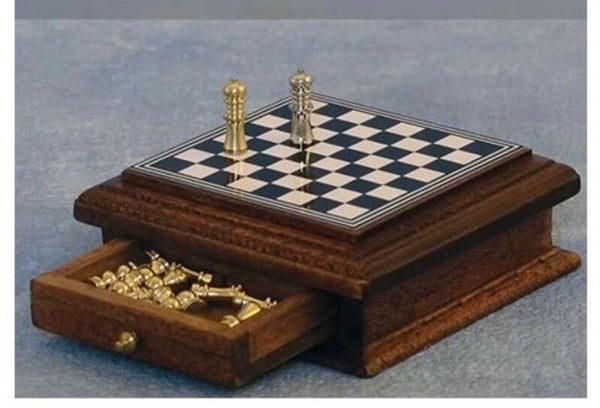 Schachspiel mit Holztruhe