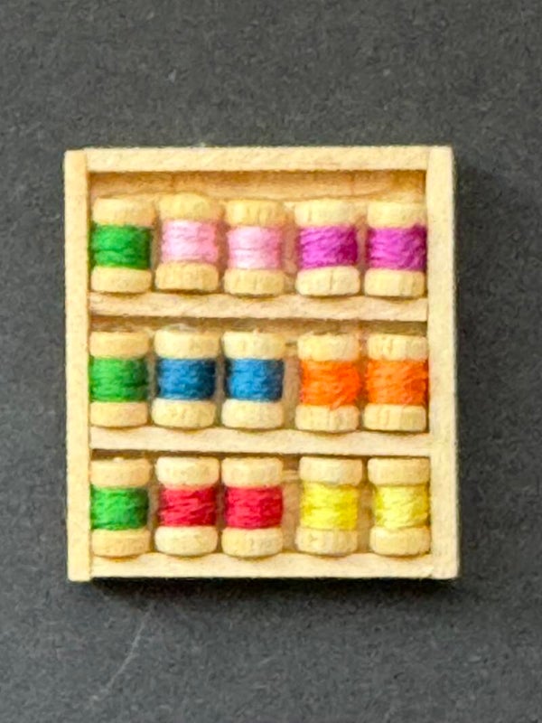 Holzschachtel mit Fadenspulen