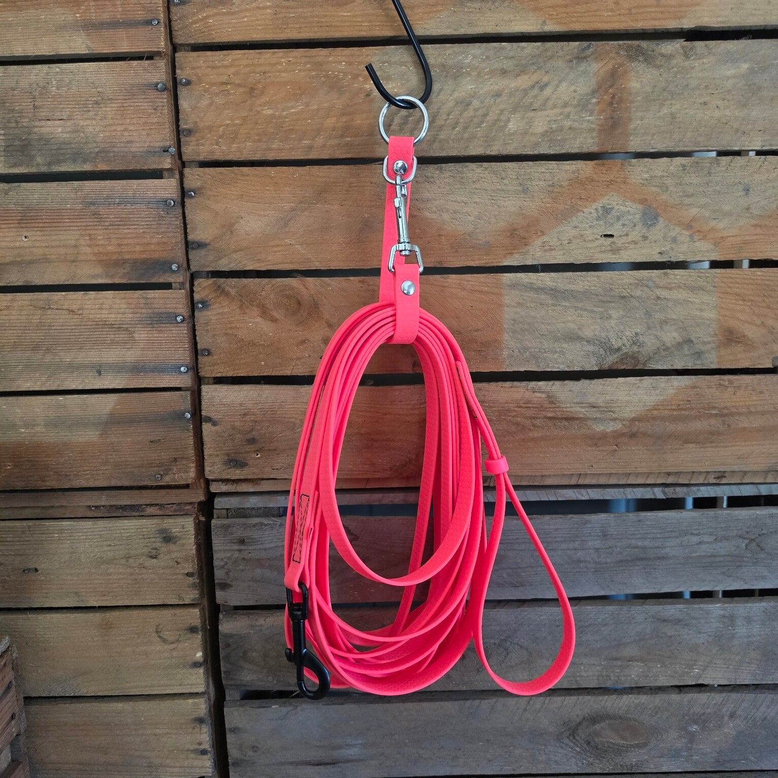 SALE - Lichte Grip Longeerlijn - Zwart roestwerend - 16mm - Neonroze - met handvat - 8 meter - Stiksel