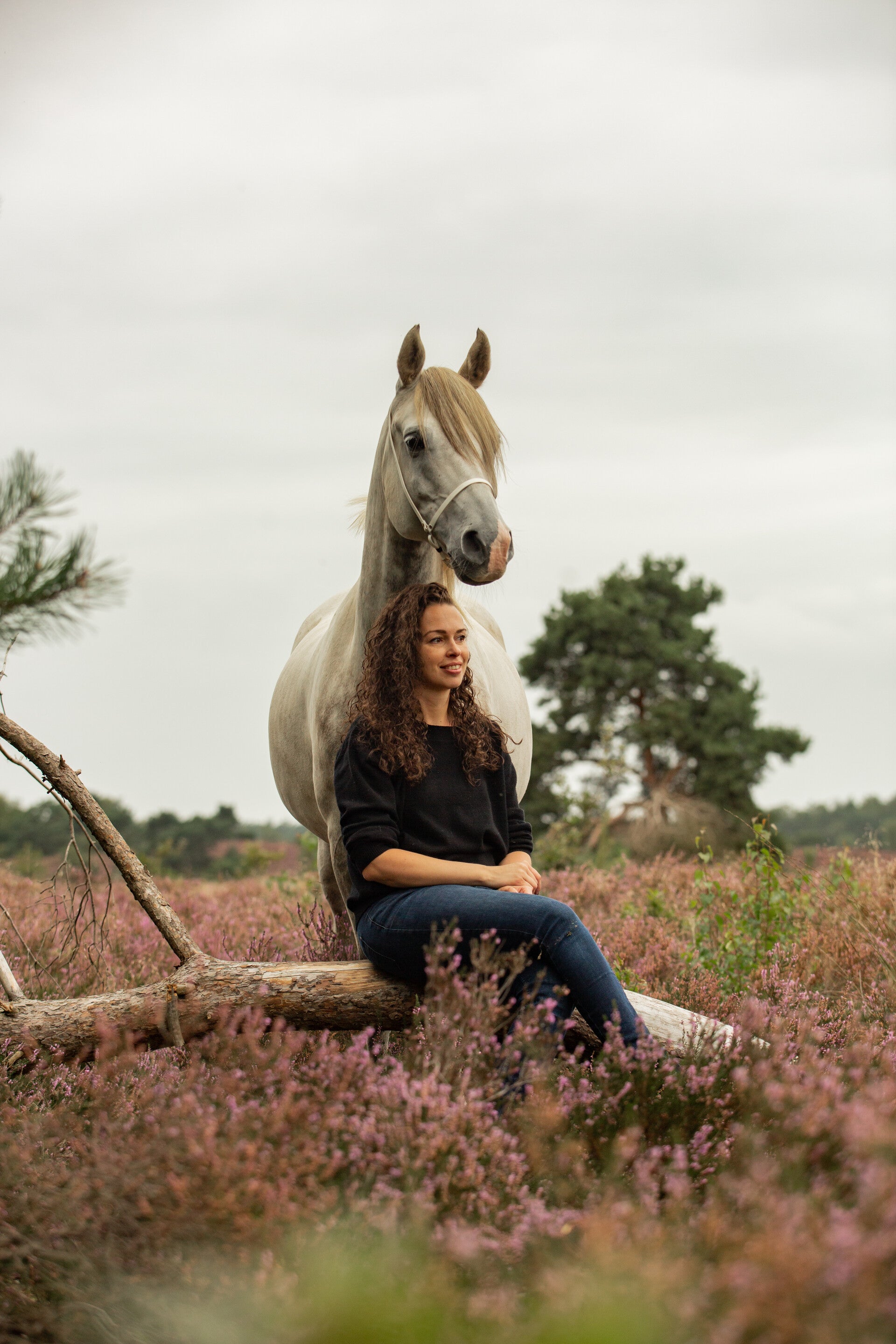 Silver en ik op de hei. Silver draagt het fotografiehalster van By Baukje. 