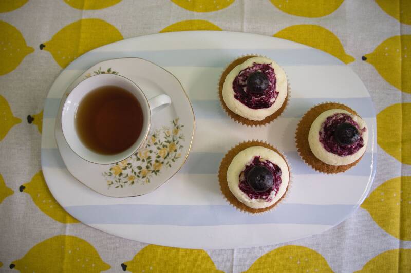 Blauwe bes Roomkaas cupcakes