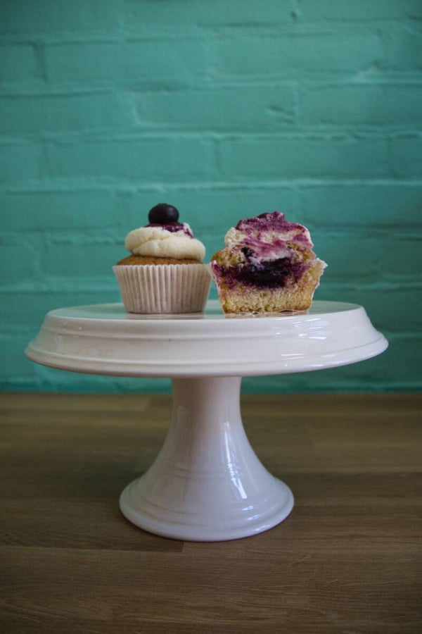 Blauwe bes Roomkaas cupcake
