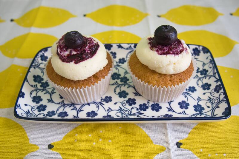 Blauwe bes Roomkaas cupcakes
