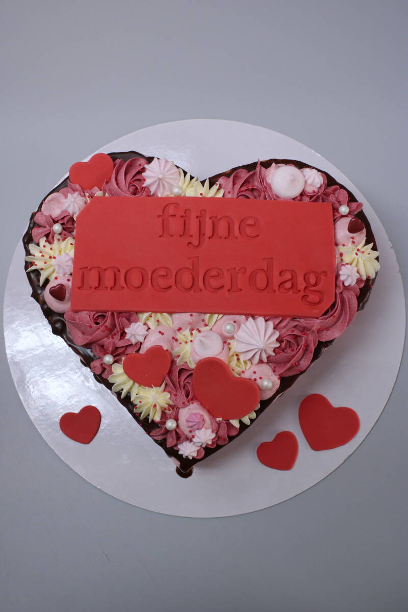 Moederdag taart in hartvorm