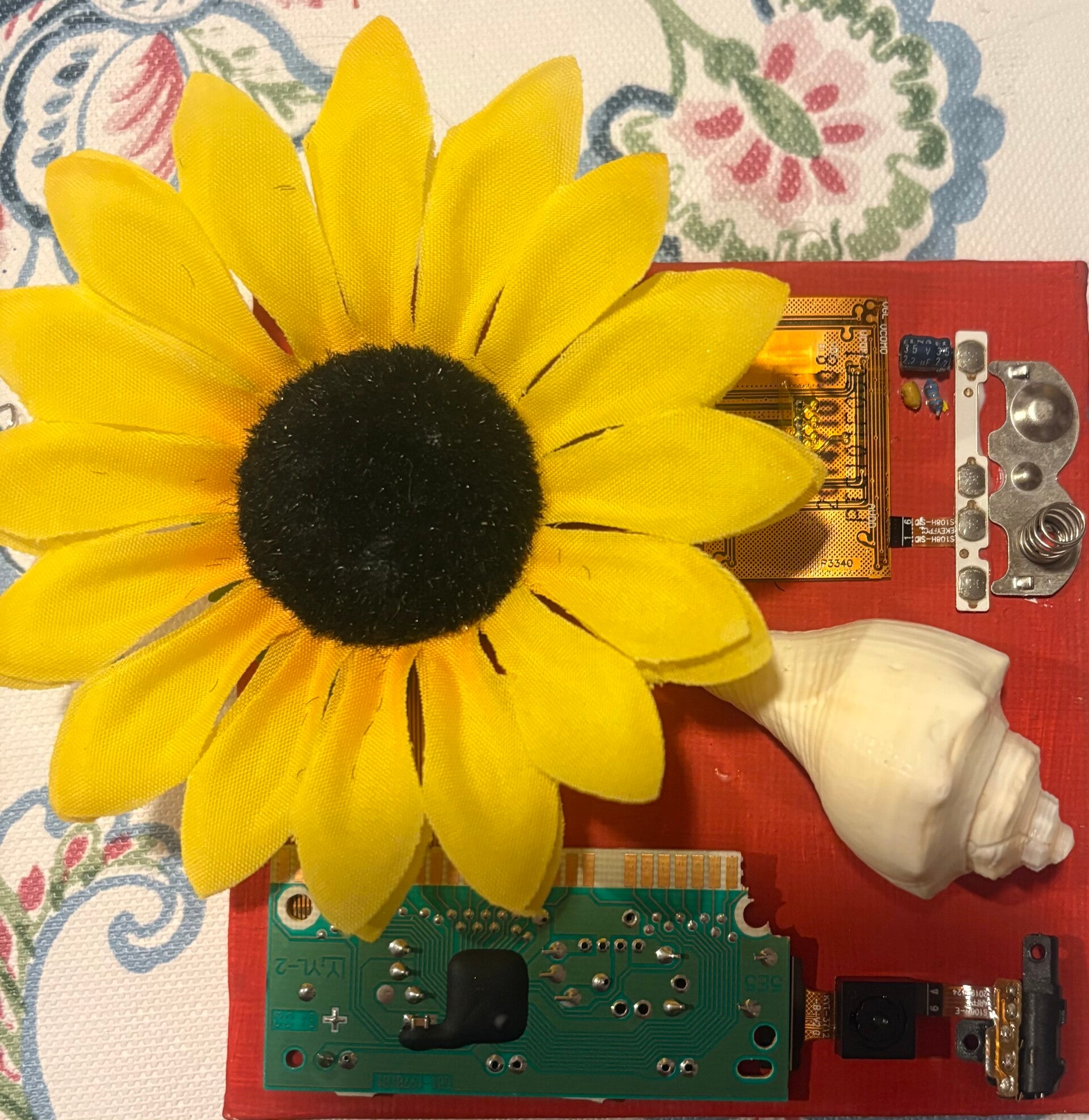 Blümchen im Elektroschrott