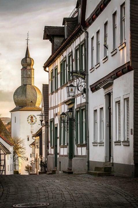 Schlossstraße in Arnsberg mit Glockenturm